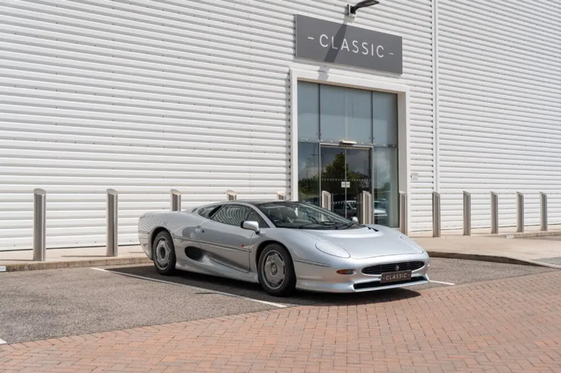 Jaguar XJ220